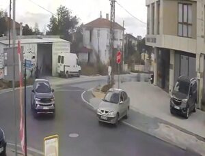 Otomobille çarptığı ‘dur’ tabelasını yerinden sökmeye çalıştı