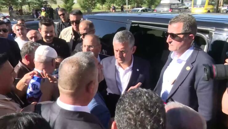Özgür Özel Ardahan’da pazar esnafını ziyaret etti