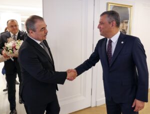 Özgür Özel, Birleşik Kamu-İş heyetiyle Yeni Parti Genel Merkezi’nde bir araya geldi