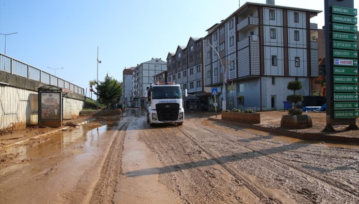Rize İyidere’de ilk tespitlere göre 12 araç ve 21 iş yeri zarar gördü