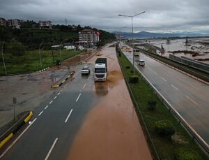 Rize’de sağanak su baskınına ve heyelana yol açtı, İyidere’de 7 ev tahliye edildi