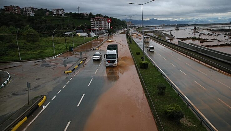 Rize’de sağanak su baskınına ve heyelana yol açtı, İyidere’de 7 ev tahliye edildi