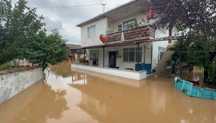 Sakarya Karasu’da dere taştı, Darıçayırı Mahallesi’nde ev ve iş yerini su bastı