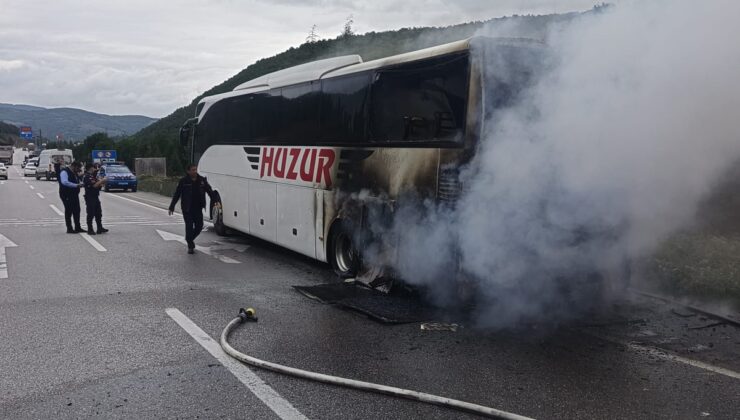 Samsun Kavak’ta yolcu otobüsünün motoru alev aldı, araç kullanılamaz hale geldi
