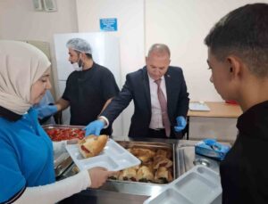 Sarıgöl İlçe Milli Eğitim Müdürü, pansiyonda öğrencilere kepçeyle yemek ikram etti