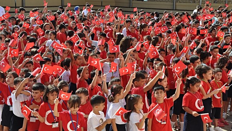 Silifke’de ilk ders zilini Kaymakam Eyüp Fırat çaldı
