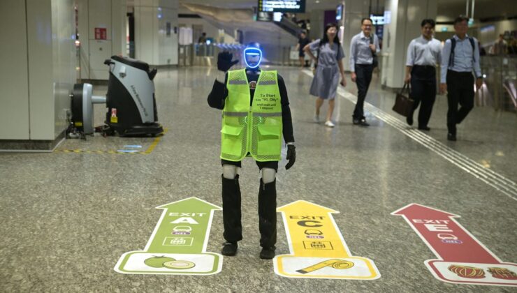 Singapur’da İnsansı Robot Olly MRT’de Göreve Başladı