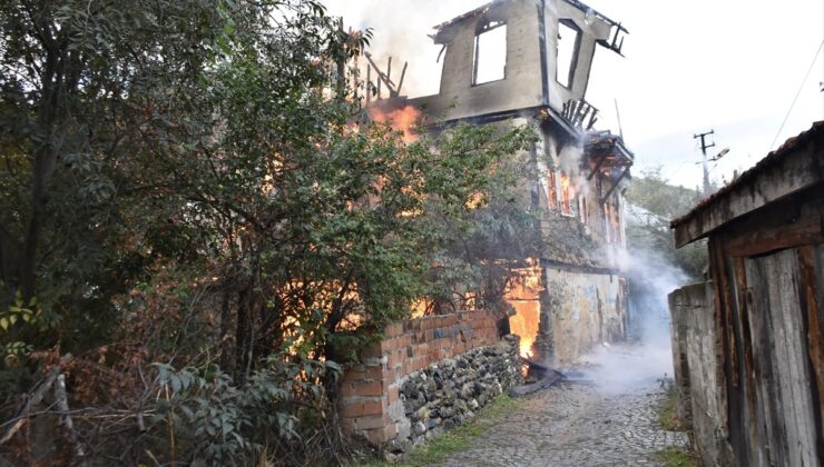 Sinop Boyabat’ta çıkan yangın tescilli tarihi ahşap binayı kullanılamaz hale getirdi