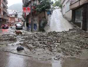 Sinop’ta etkili sağanak, Ayancık, Türkeli ve Gerze’de su birikintileri oluşturdu