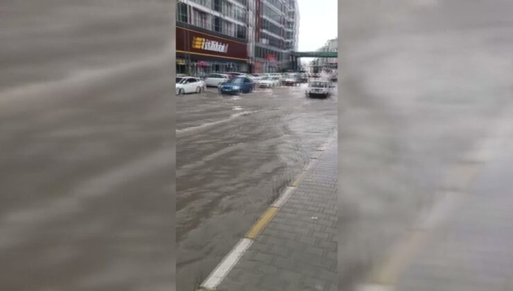 Sinop’ta sabaha kadar süren sağanak Gelincik Mahallesi’nde ulaşımı aksattı