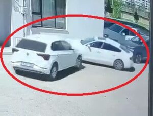 Sitede otomobil, park halindeki araca ardından duvara çarptı; kaza kamerada