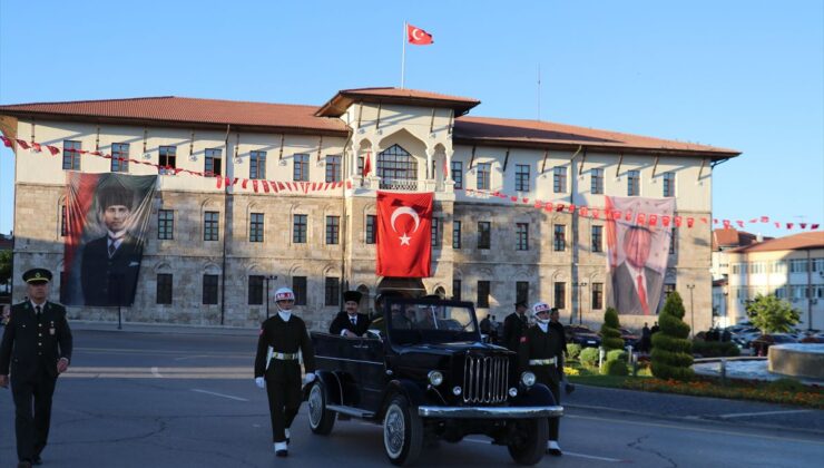 Sivas’ta Atatürk’ün Gelişi Temsili Canlandırıldı