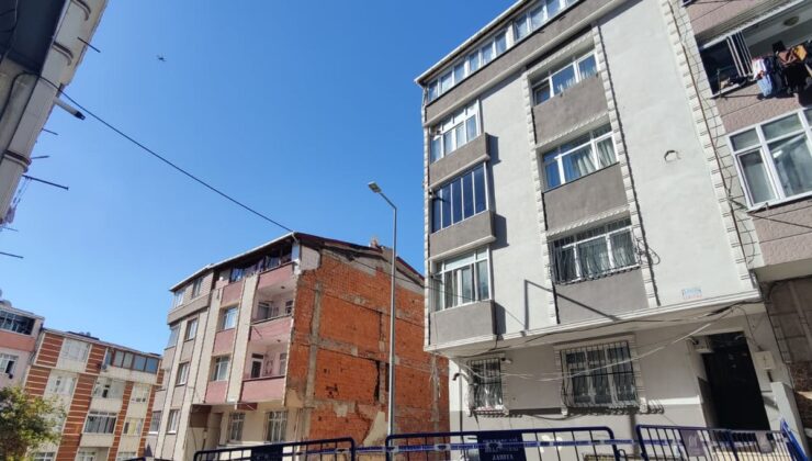 Sultangazi’de kayma meydana gelen 4 katlı bina tahliye edildi / Havadan görüntülerle