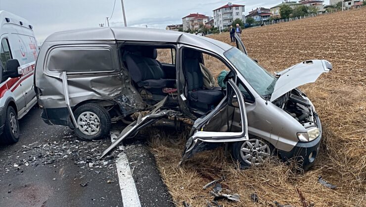 Tekirdağ Kapaklı’da otomobil ile minibüs çarpıştı, 2’si çocuk 6 kişi yaralandı