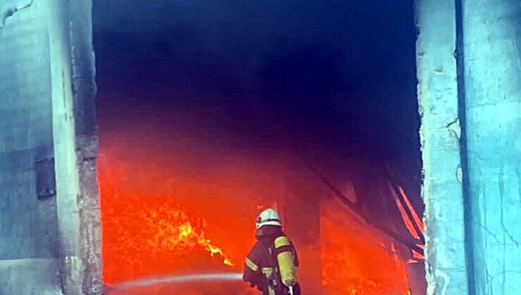 Tekirdağ Muratlı’da geri dönüşüm tesisindeki yangın 2 saatte kontrol altına alındı