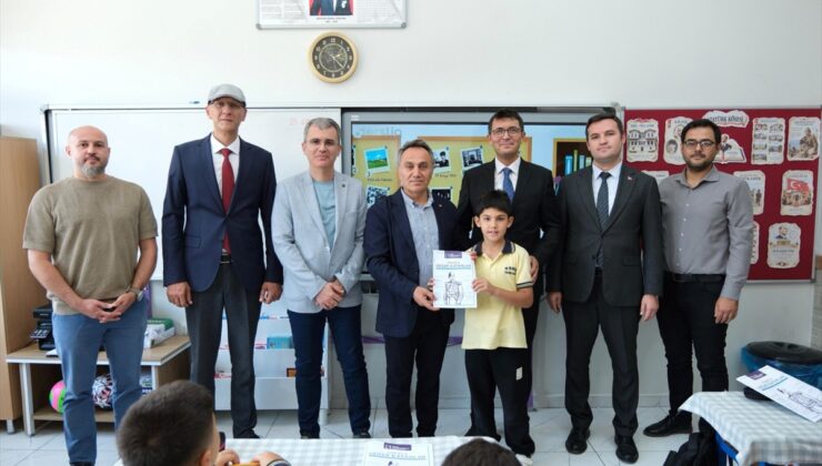 TOGÜ Rektörü Yılmaz, ‘Tokat’a Değer Katanlar’ kitabını öğrencilere dağıttı