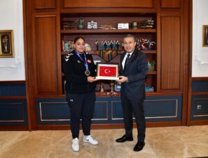 Trabzon Valisi Şahin, Avrupa şampiyonu boksörleri tebrik etti