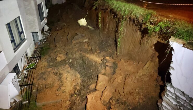 Trabzon’da akşam sağanağı ulaşımı aksattı, Havalimanı mevkisinde araçlar zorlandı