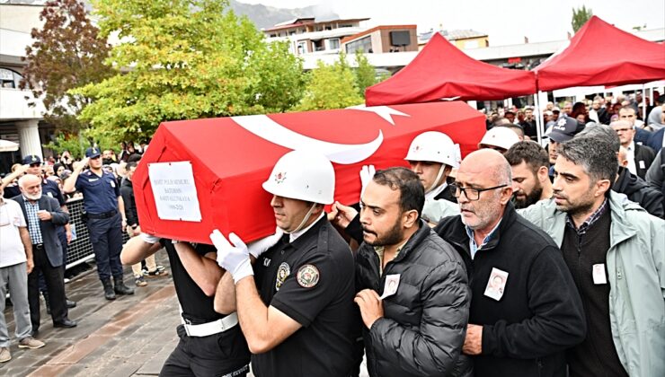 Trafik kazasına müdahale ederken şehit olan polis memuru Sarıyalçınkaya son yolculuğuna uğurlandı