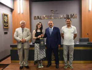 Vali Ustaoğlu’ndan öğrencilere ‘gurur tablosu’ övgüsü