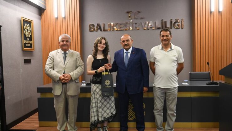 Vali Ustaoğlu’ndan öğrencilere ‘gurur tablosu’ övgüsü