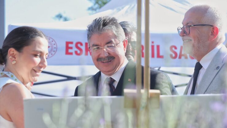 Vali Yılmaz, Halk Sağlığı Haftası Etkinliğinde Sağlık Stantlarını Ziyaret Etti