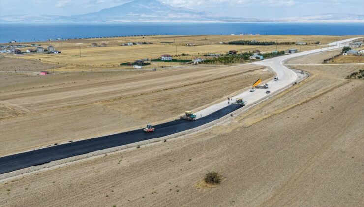 Van Gölü Sahil Yolu’nda 50 kilometrelik kesintisiz ulaşım için çalışma sürüyor