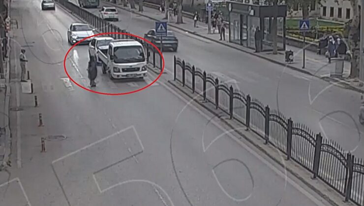Yaya geçidinde duran kamyonete otomobilin çarptığı kaza kamerada