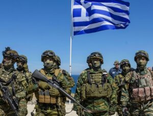 Yunanistan’da seferberlik paniği: 100 bin kişiye aynı mesaj gitti, ülke ayağa kalktı