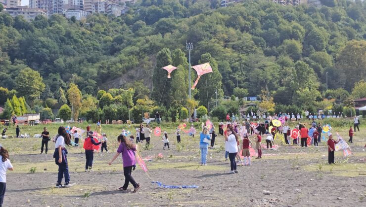 Zonguldak Kozlu Sahili’nde öğrenciler Filistinli çocuklar için uçurtma uçurdu