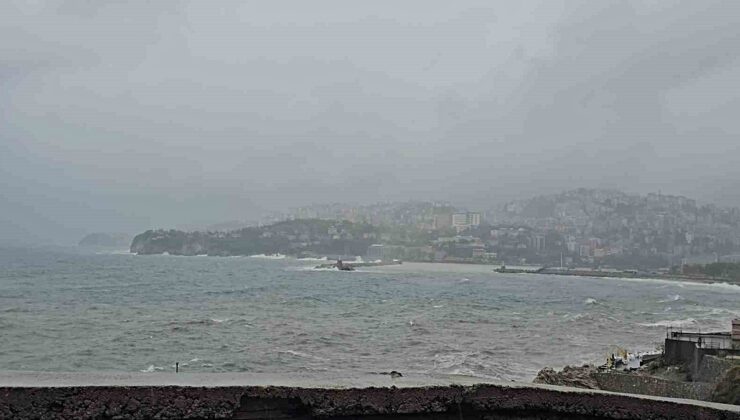Zonguldak Limanı’nda deniz sarıya döndü, fırtına uyarısı 14.00’e dek sürecek