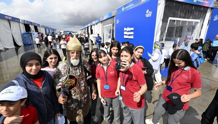 72 yaşındaki Hasan Keskin, temsili savaşçı kıyafetiyle TEKNOFEST’te ilgi görüyor