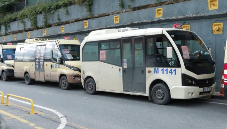 A47 minibüs şoförleri İBB önünde kontak kapattı, hattın kapatılmasını istedi