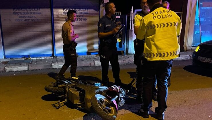 Adana Kozan’da elektrikli motosikletli 2 kişi yaralandı, çarpan aracın sürücüsü kaçtı
