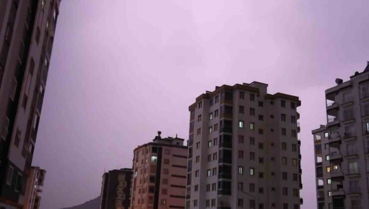 Adana Kozan’da şimşekler geceyi gündüze çevirdi, MGM sel ve yıldırım için uyardı