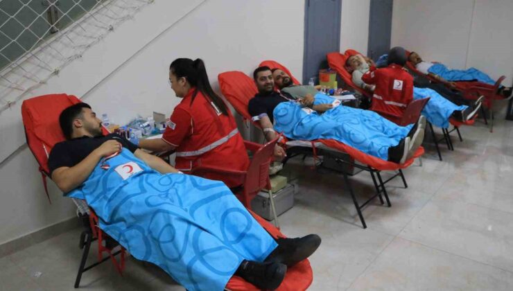 Adana Seyhan’da Kızılay Haftası’nda öğretmen ve veliler kan bağışladı
