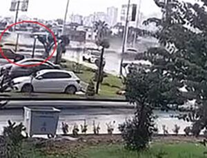 Adana’da direğe çarpan otomobilin sürücüsü eski AK Parti üyesi Aydın öldü, kaza kamerada