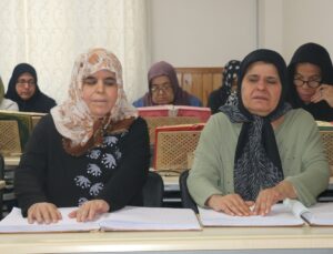 Adana’da görme engelli Fatma Çetin 7, ablası Türkan Alçin 8 kez hatmetti