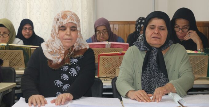 Adana’da görme engelli Fatma Çetin 7, ablası Türkan Alçin 8 kez hatmetti