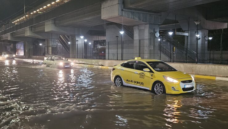 Adana’da sağanak; yollar göle döndü
