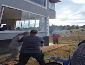 Adana’daki depreme mangal başında yakalandılar! Korku dolu anlar kamerada