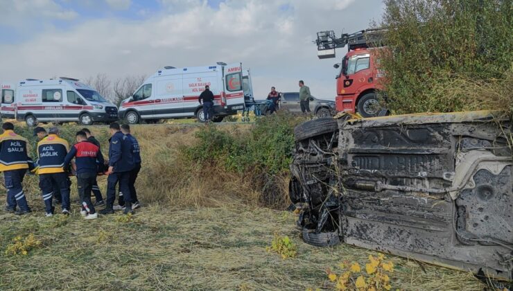 Adıyaman Gölbaşı’nda taksi şarampole devrildi, 5 kişi yaralandı