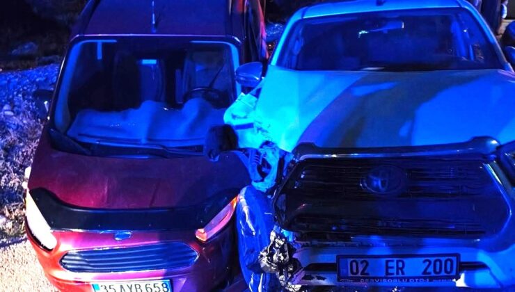 Adıyaman Kahta’da iki hafif ticari araç çarpıştı, 4’ü çocuk 8 kişi yaralandı
