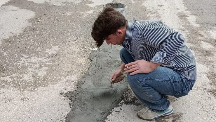 Adıyaman’da bozuk yolu vatandaşlar kendi imkanlarıyla harç dökerek onarmaya çalıştı