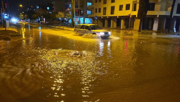 Adıyaman’da sağanak akşam etkisini artırdı, bazı ev ve iş yerlerini su bastı