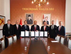 Adnan Sungur, Tekirdağ İl Sağlık Müdürlüğüne aşı nakil aracı ve 2 ambulans bağışladı