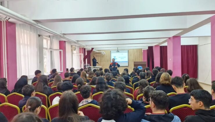 AFAD Aydın İl Müdürlüğü, Efeler’de liselilere afet eğitimi ve tahliye tatbikatı yaptı