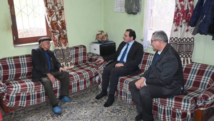 Afyon Çay Kaymakamı Türker, Dünya Yaşlılar Günü’nde yaşlıları evlerinde ziyaret etti