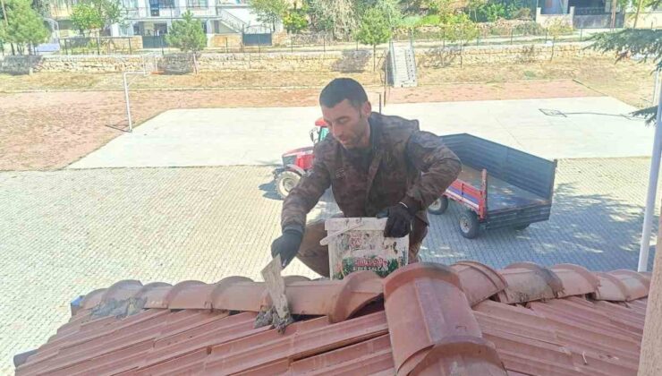 Afyonkarahisar Bolvadin’de mahalle muhtarı okulun çatısını ücretsiz onardı