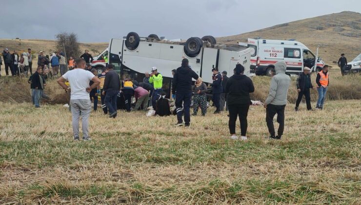 Afyonkarahisar Şuhut’ta midibüs şarampole devrildi, 25 kişi yaralandı
